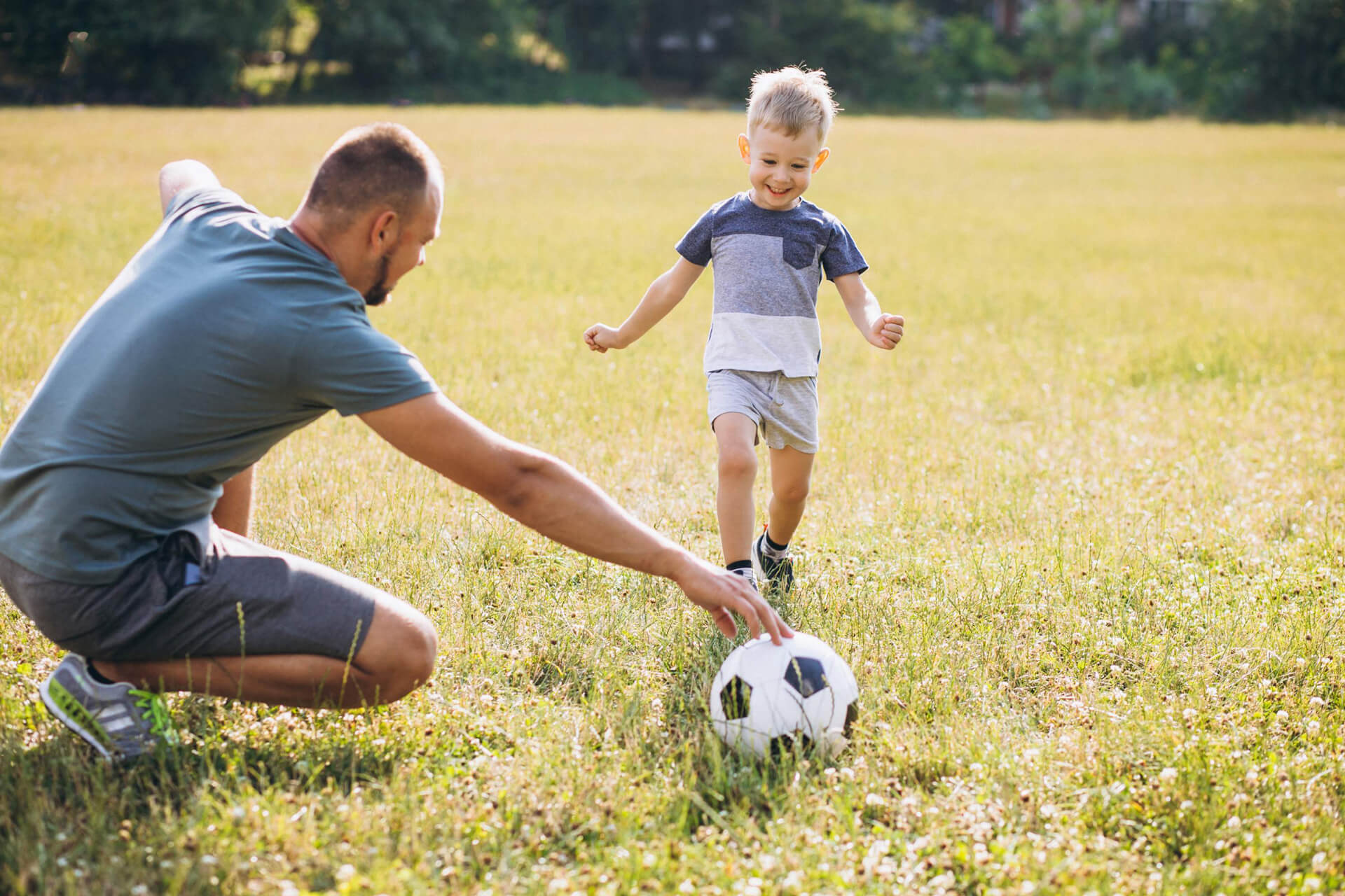 Like play football. Спортивные дети. Дети футболисты. Футбол на природе. Дети играют в футбол.